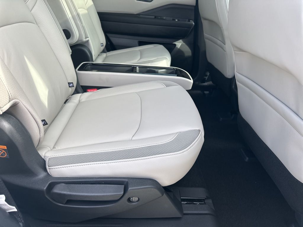 2025 Everest White Pearl Tricoat Nissan Pathfinder SL FWD SUV