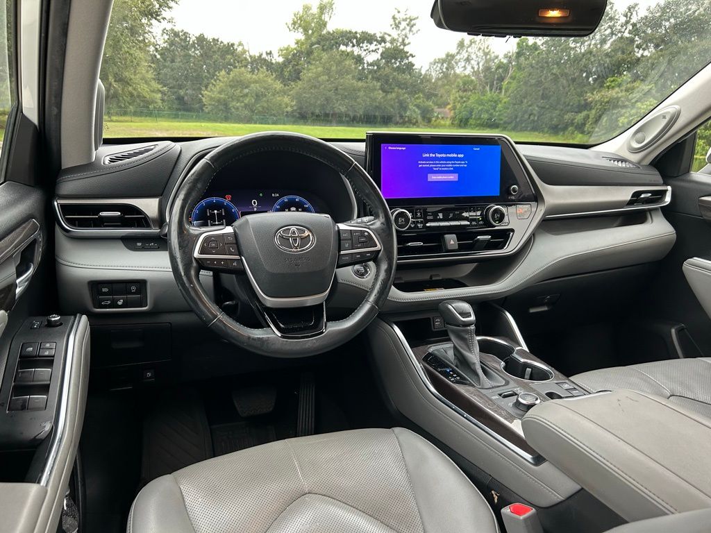 Thumbnail: 2023 Toyota Highlander - 12