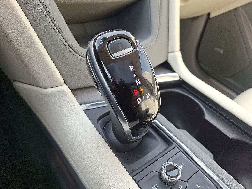 Thumbnail: 2021 Cadillac XT5 - 16