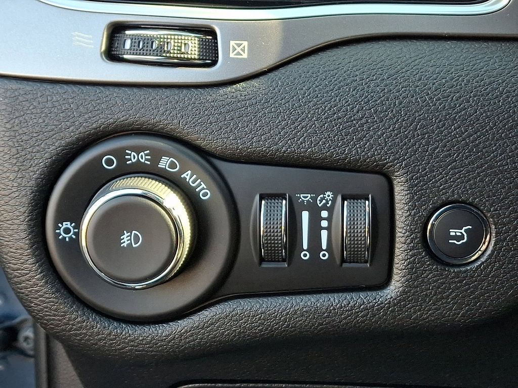 Thumbnail: 2021 Jeep Cherokee - 25