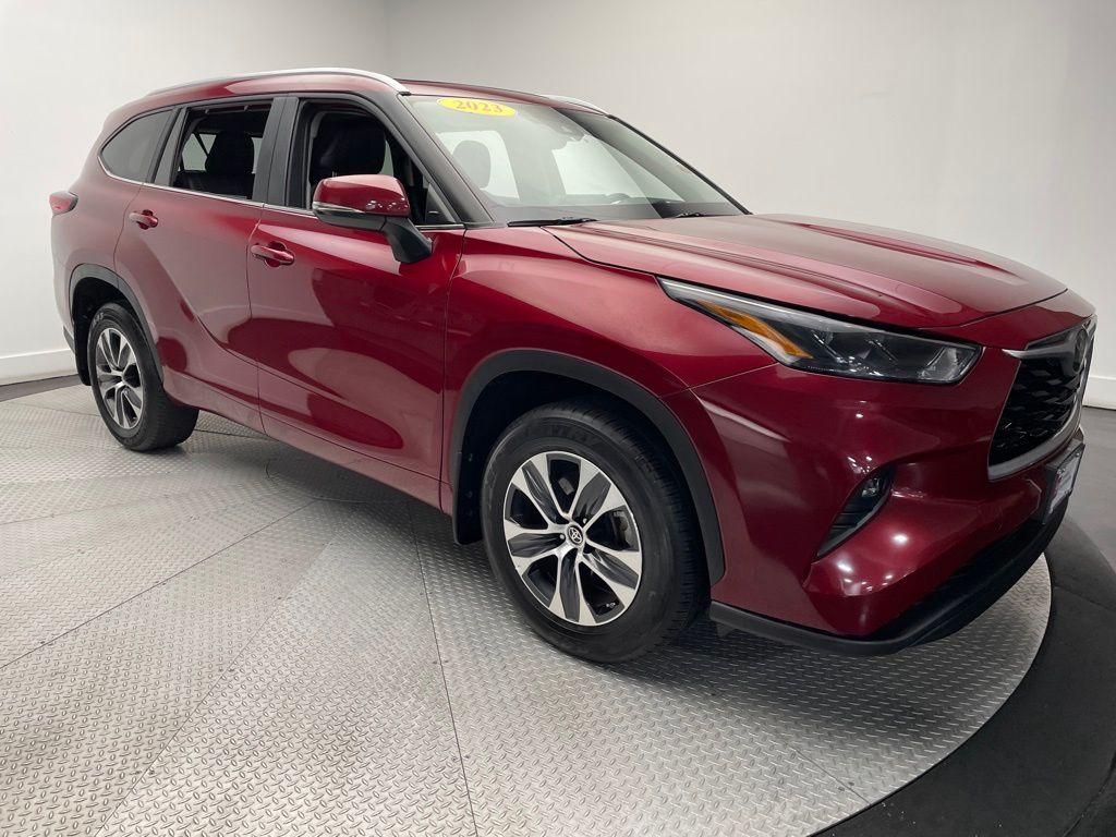 2023 Toyota Highlander XLE 3