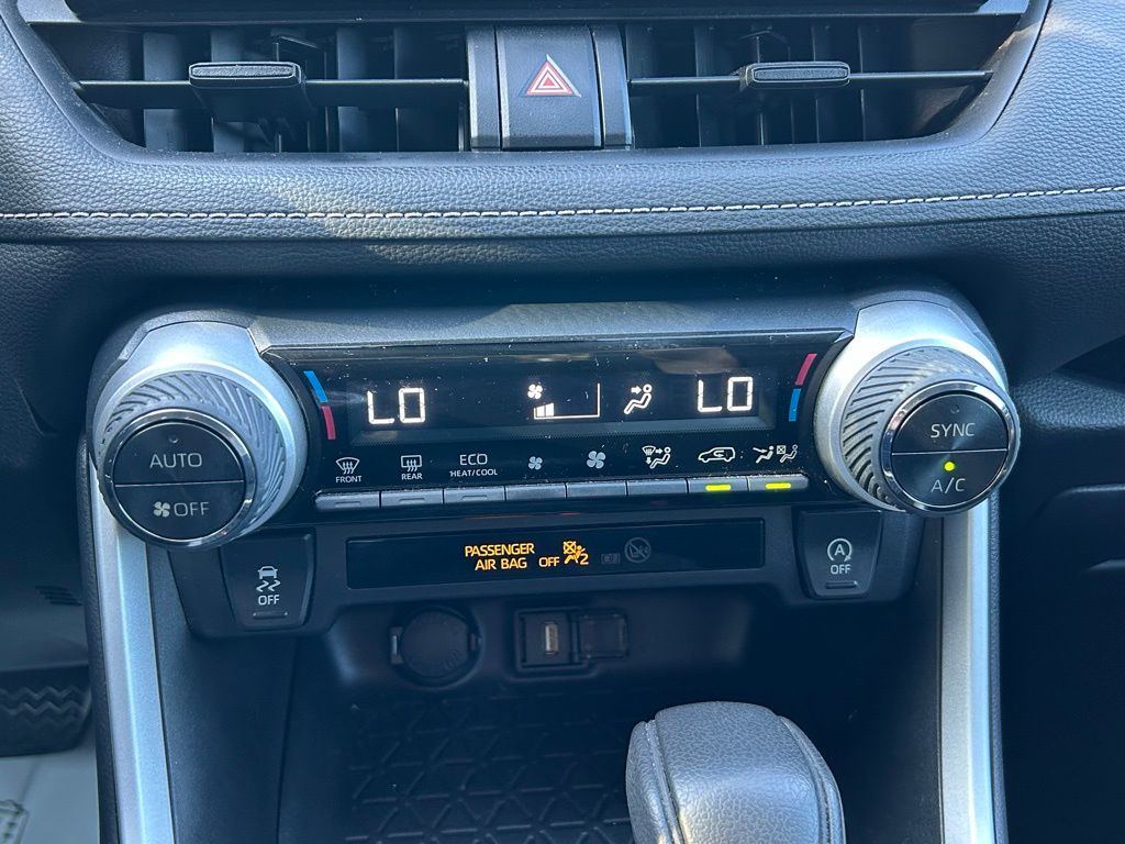 Thumbnail: 2021 Toyota RAV4 - 25