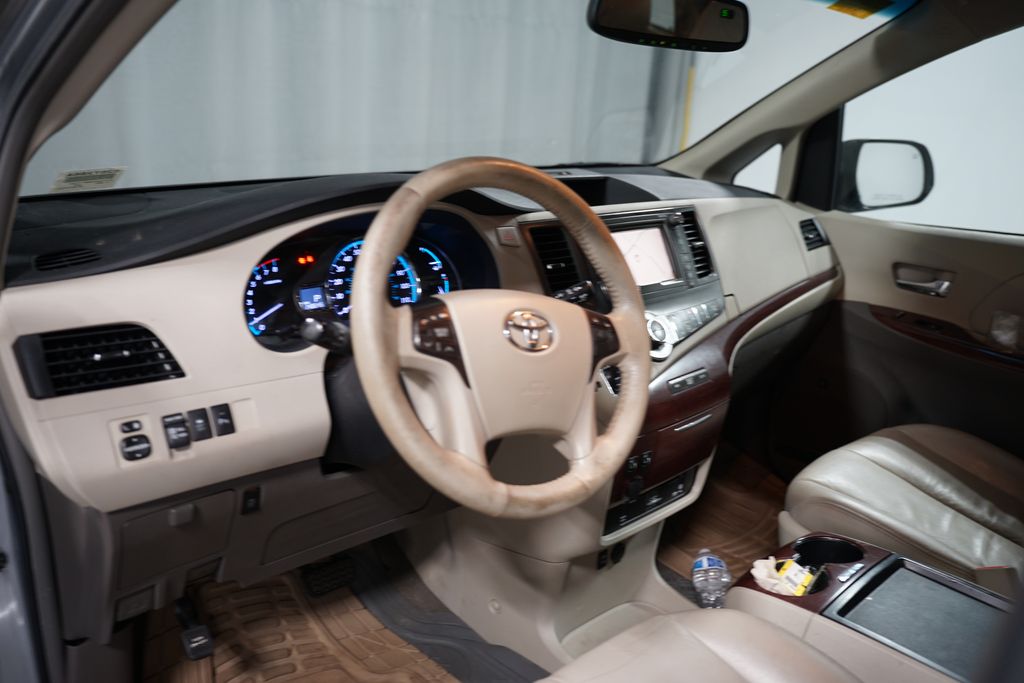 Thumbnail: 2011 Toyota Sienna - 7