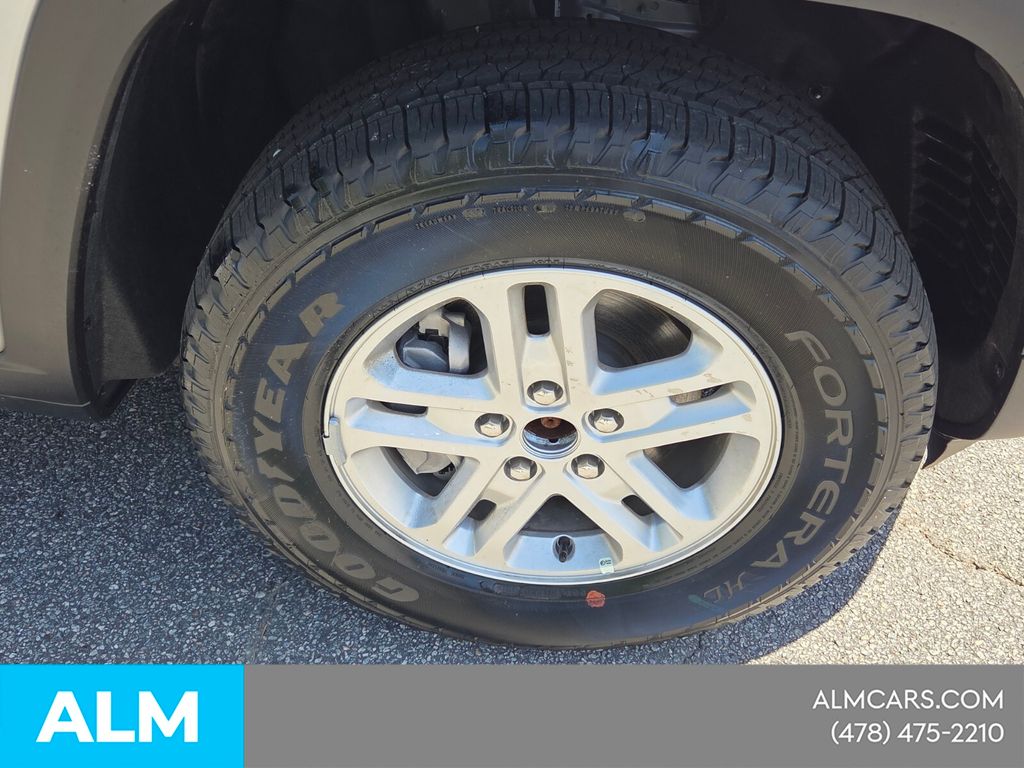 Used 2025 Silver Jeep Laredo image 18