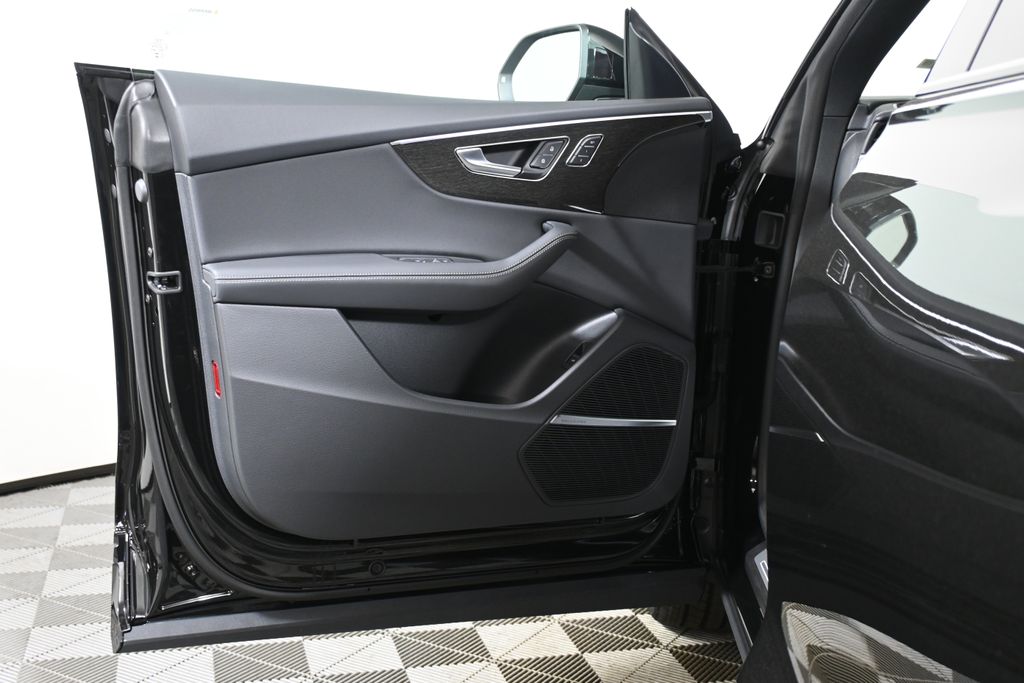 Thumbnail: 2026 Audi Q8 - 23