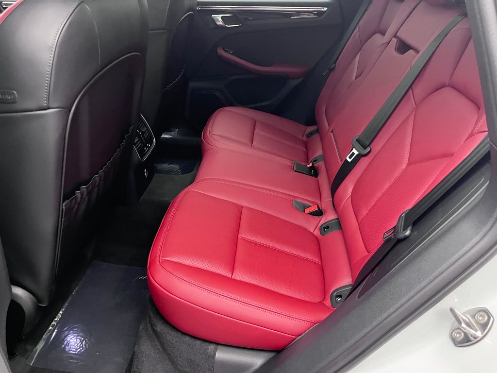 2025 Porsche Macan  23
