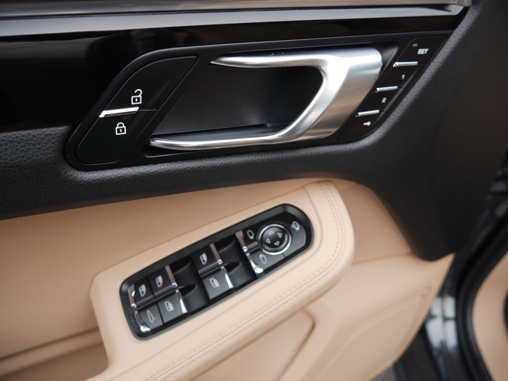 Thumbnail: 2023 Porsche Macan - 18