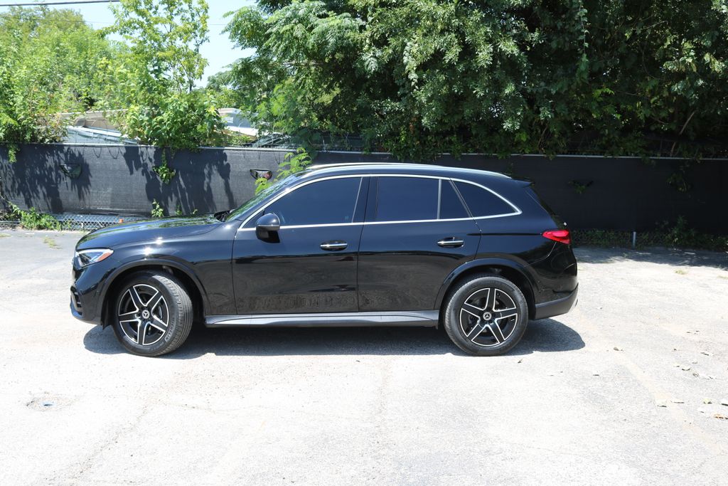 Used 2025  Mercedes-Benz GLC 300 image 2