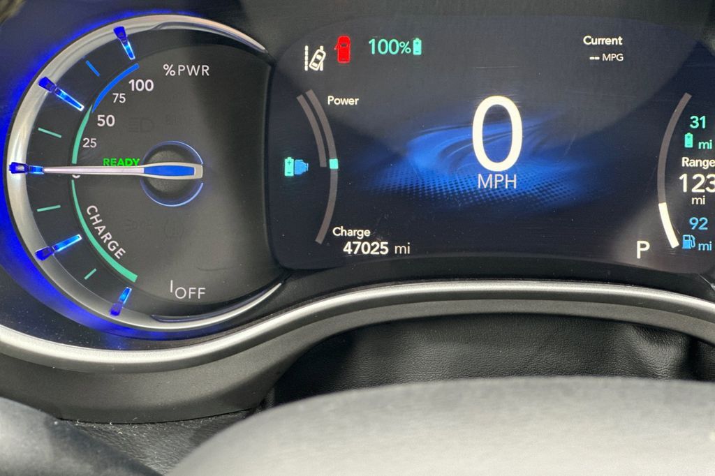2023 Chrysler Pacifica Hybrid Touring L photo