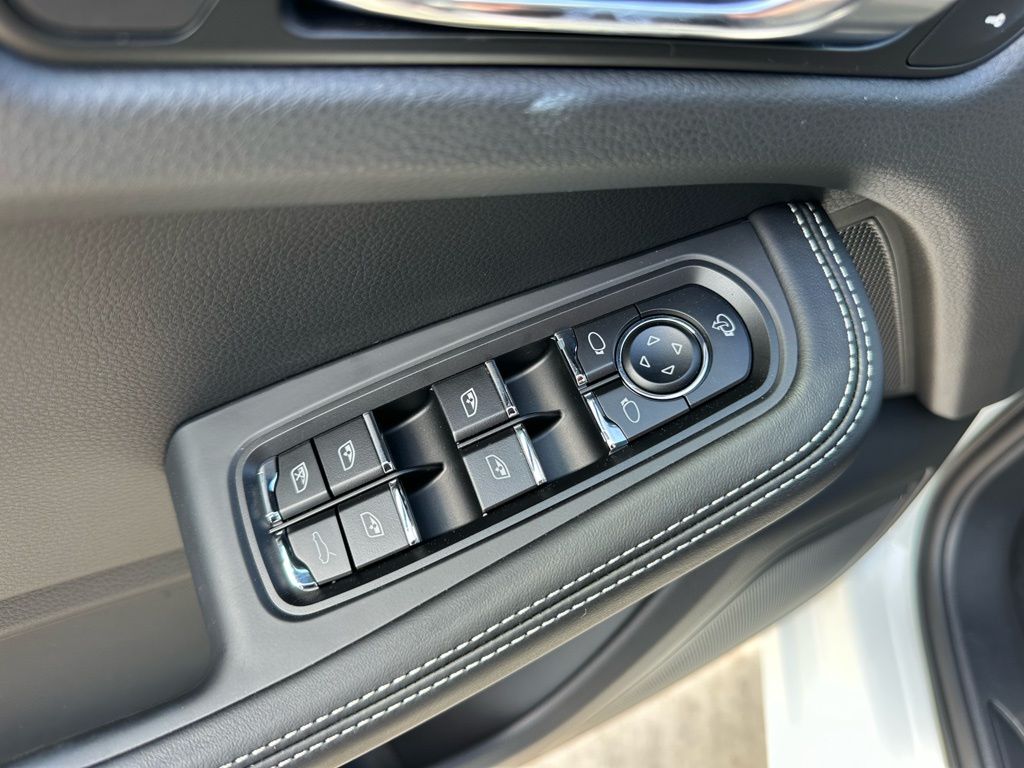 Thumbnail: 2026 Porsche Macan - 21