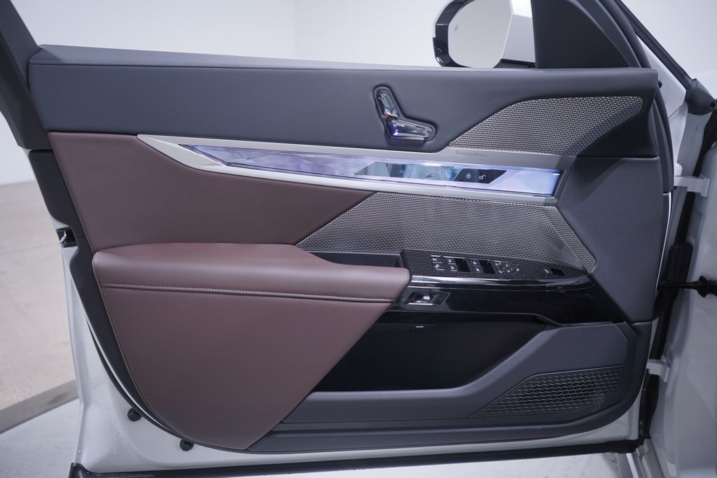 2025 BMW 7 Series 740i 11