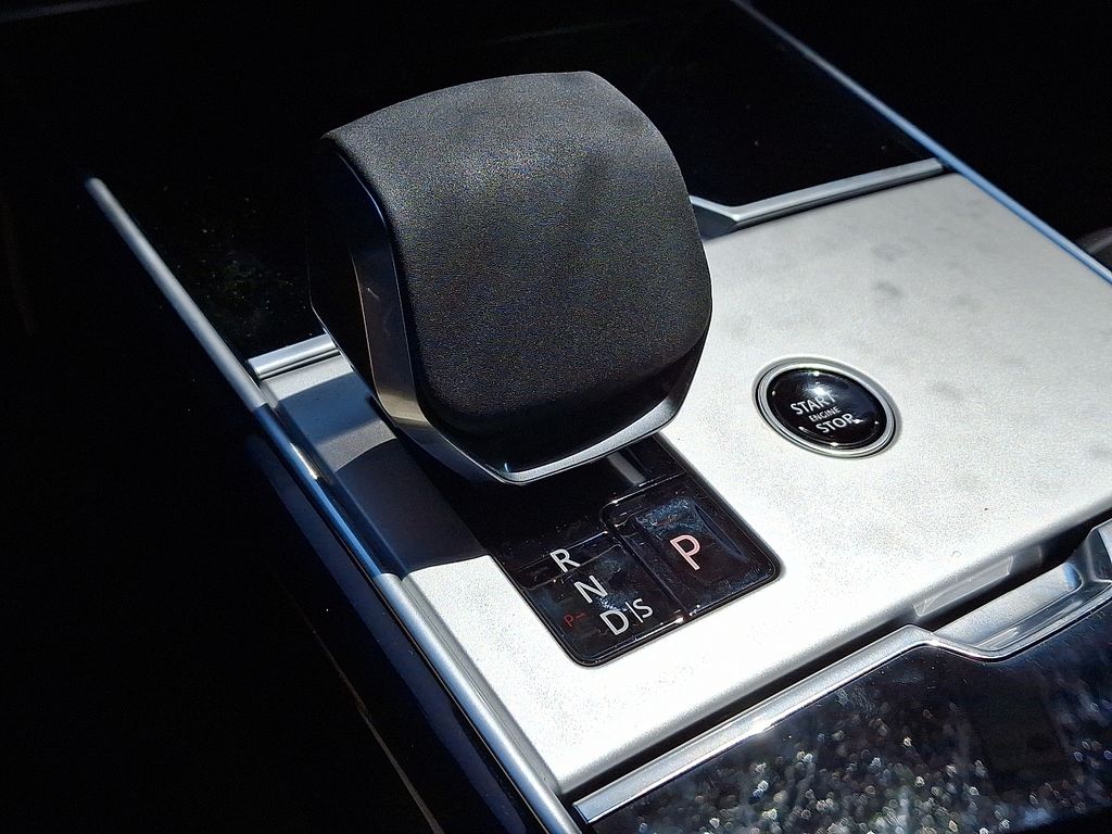 2025 Land Rover Range Rover SE 9