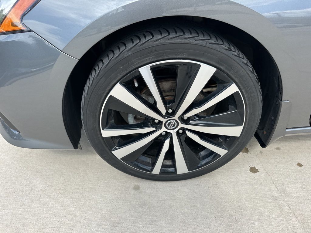 2022 Gun Metallic Nissan Altima 2.5 SR FWD Sedan