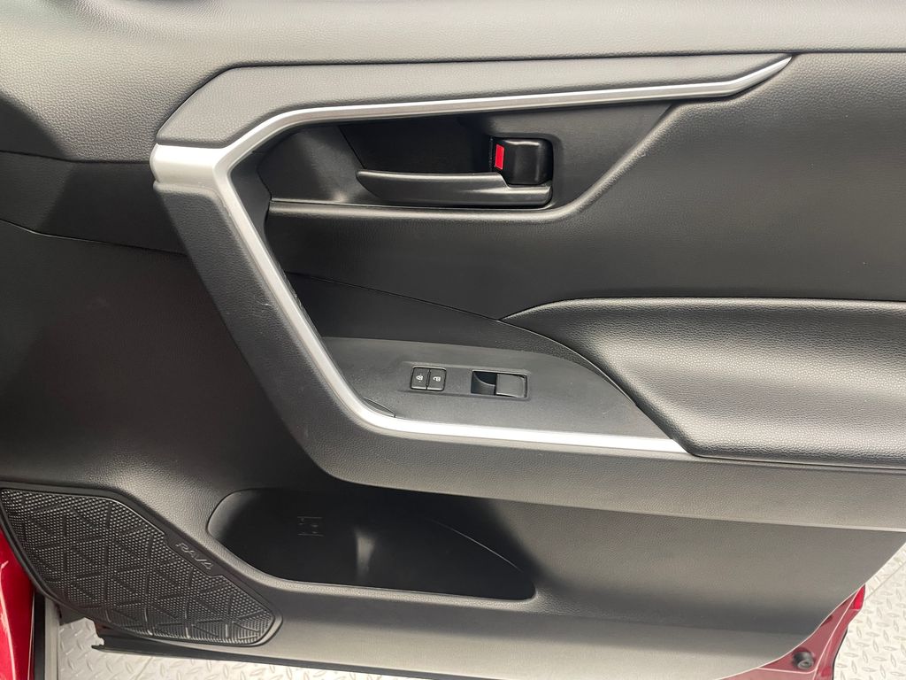 2021 Toyota RAV4 LE 14