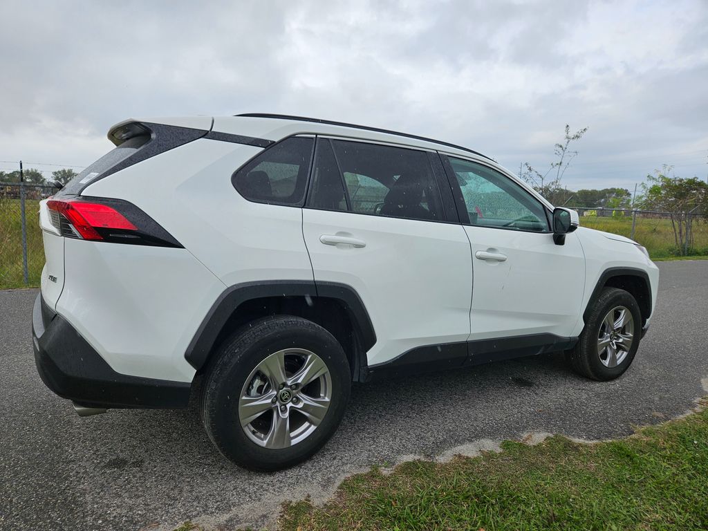 2022 Toyota RAV4 XLE 5