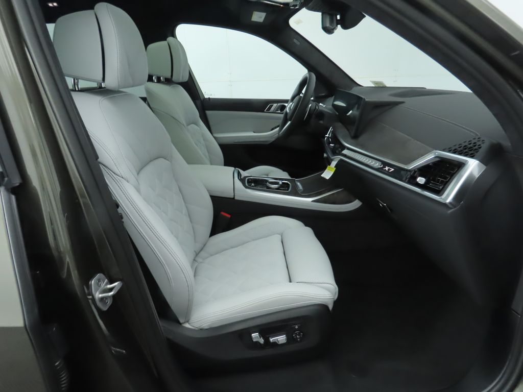 Thumbnail: 2026 BMW X7 - 22