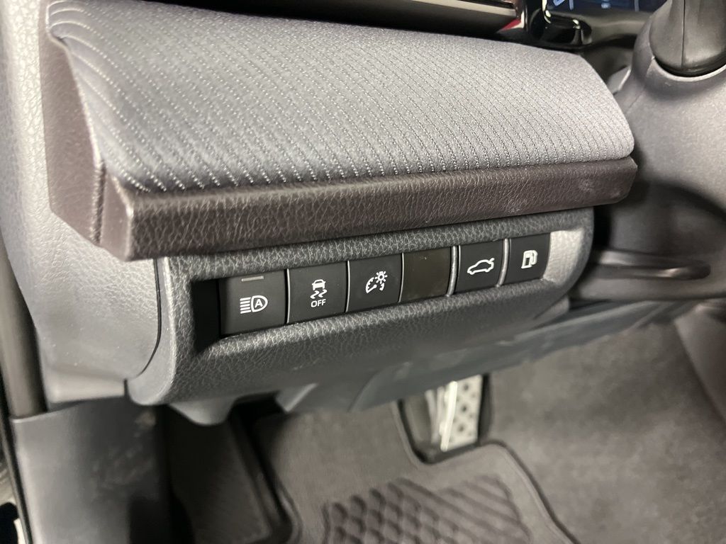 2025 Toyota Camry SE 26