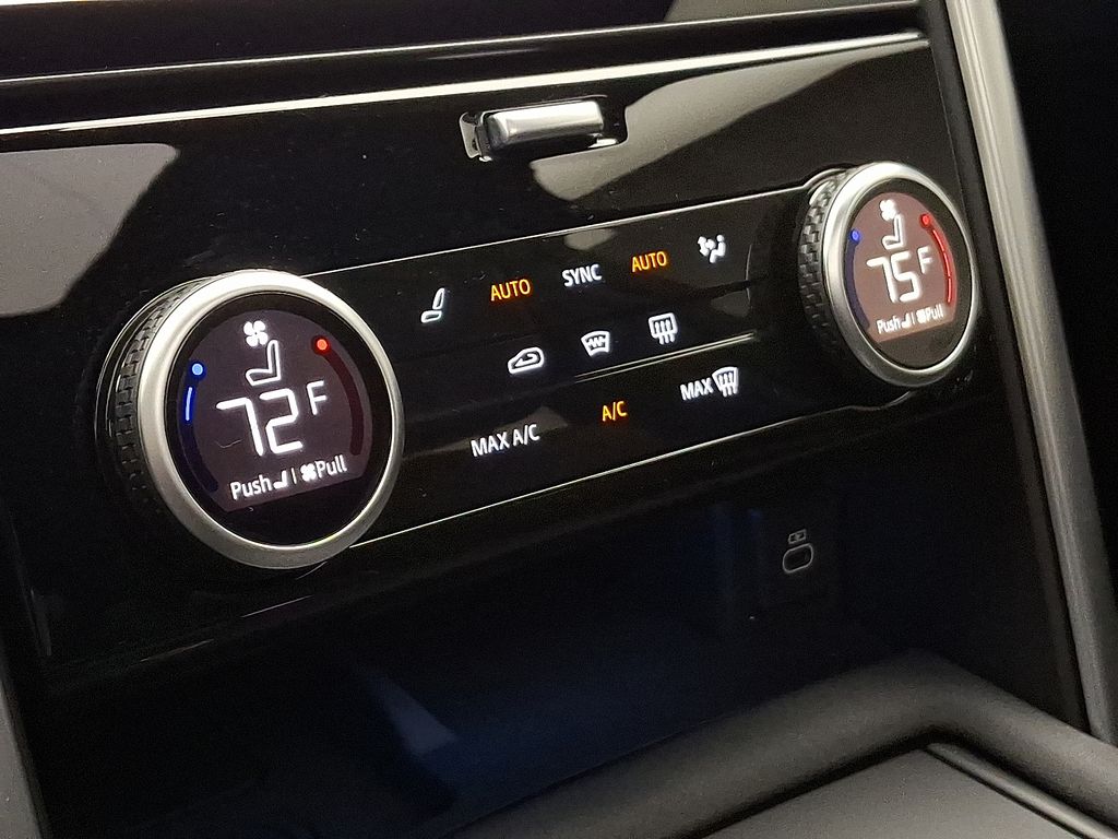 Thumbnail: 2024 Land Rover Discovery - 18