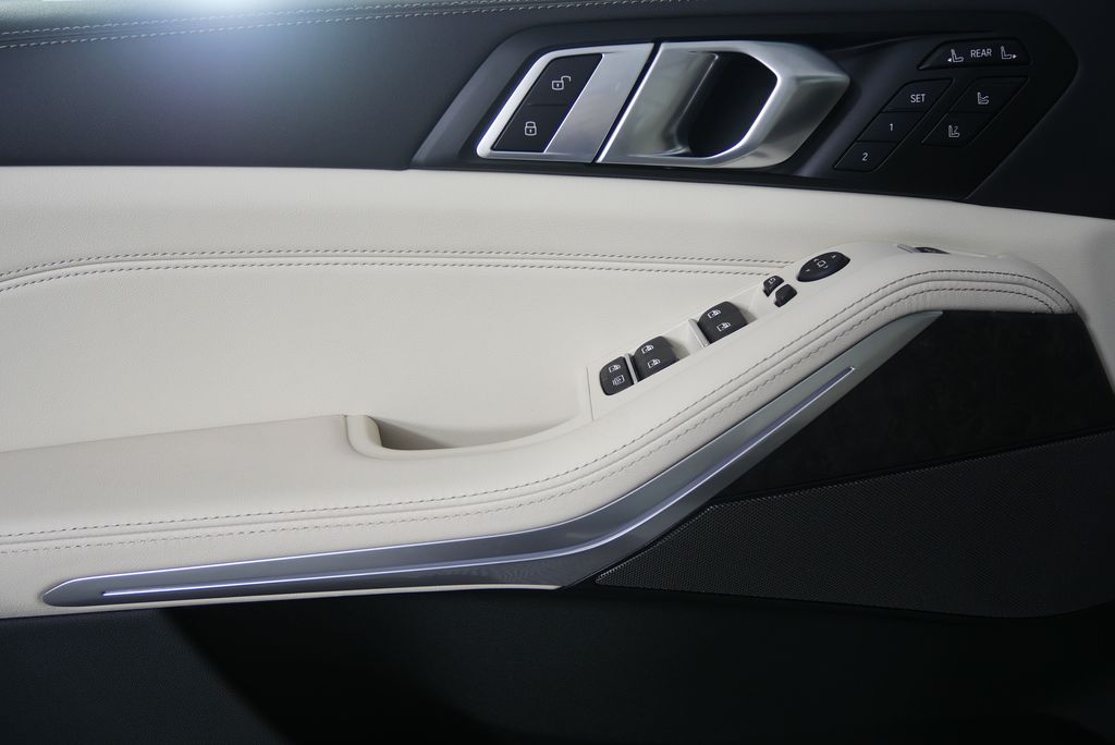 Thumbnail: 2026 BMW X7 - 9