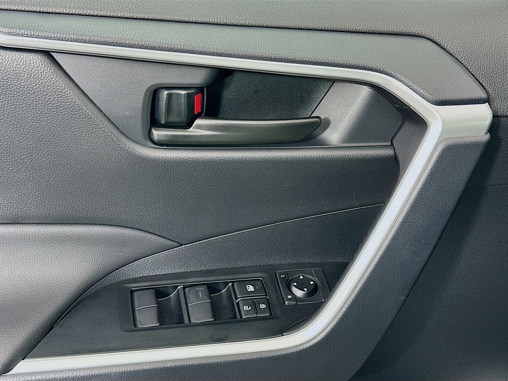 Thumbnail: 2025 Toyota RAV4 - 17