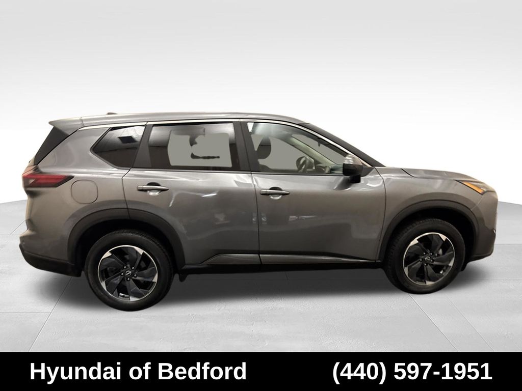 2024 Nissan Rogue SV - Image 4
