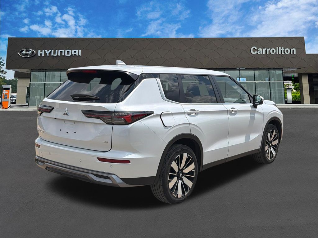 Used 2025 White Mitsubishi SE image 5