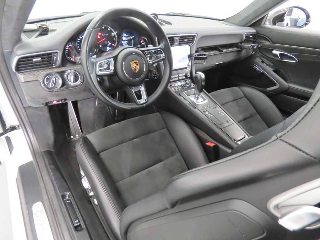 Thumbnail: 2017 Porsche 911 - 4