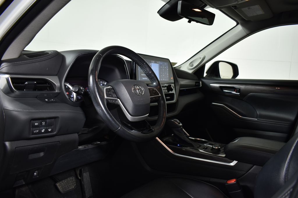Thumbnail: 2022 Toyota Highlander - 16