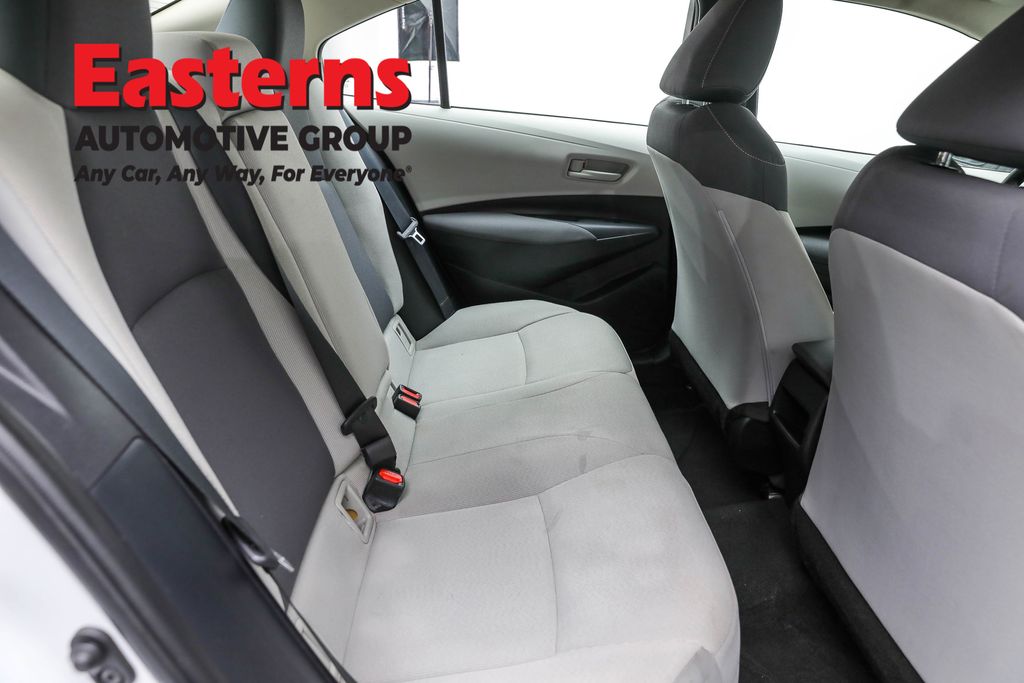 Used 2022 White Toyota LE image 21