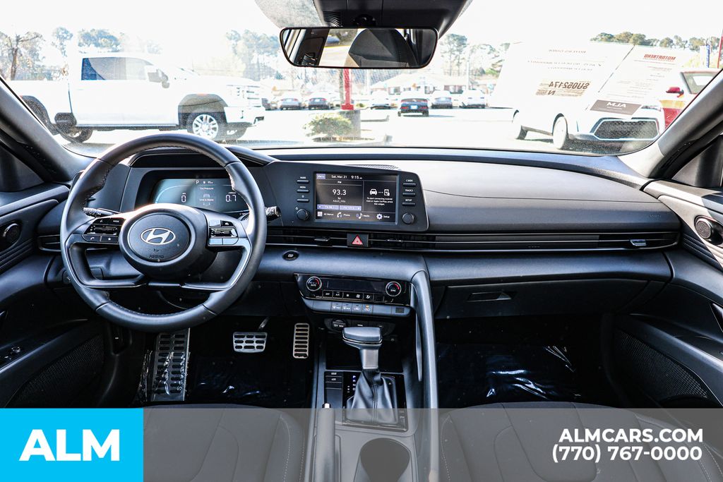 Used 2025 White Hyundai SEL Sport image 28