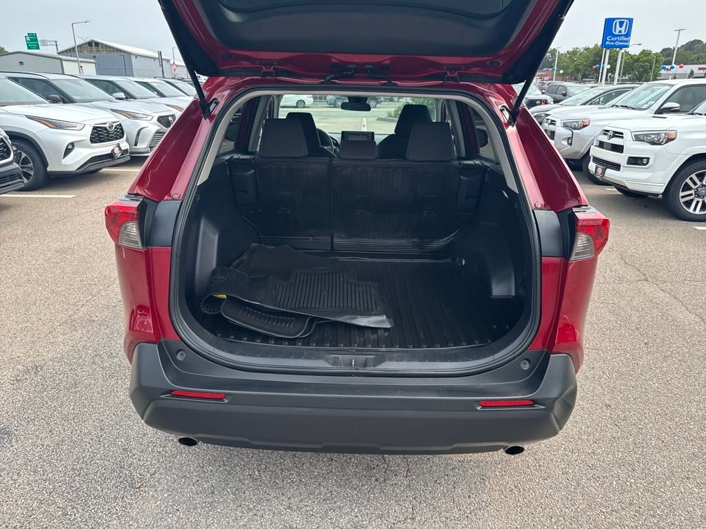 2022 Toyota RAV4 LE photo 10