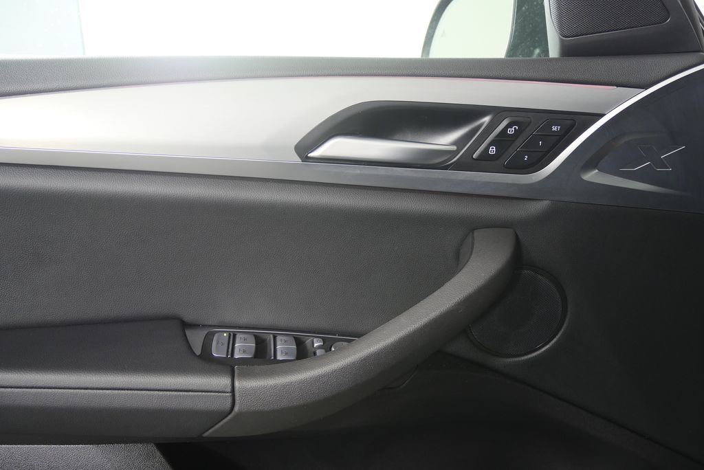 Thumbnail: 2025 BMW X4 - 8