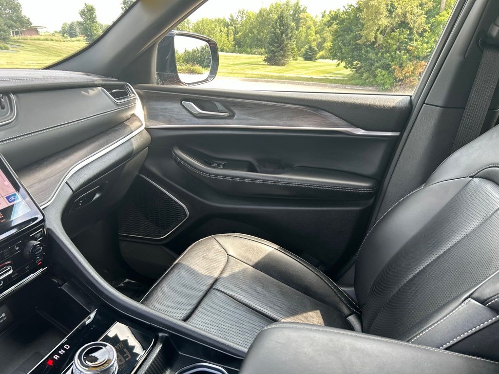 Used 2025 Jeep Grand Cherokee SUV