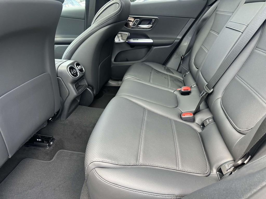 2025 Mercedes-Benz GLC 300 23