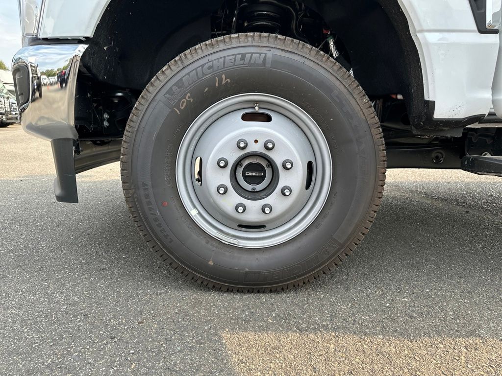 New 2025 Ford Super Duty F-350 Chassis Regular Cab (DRW) 169" Wheelbase XL