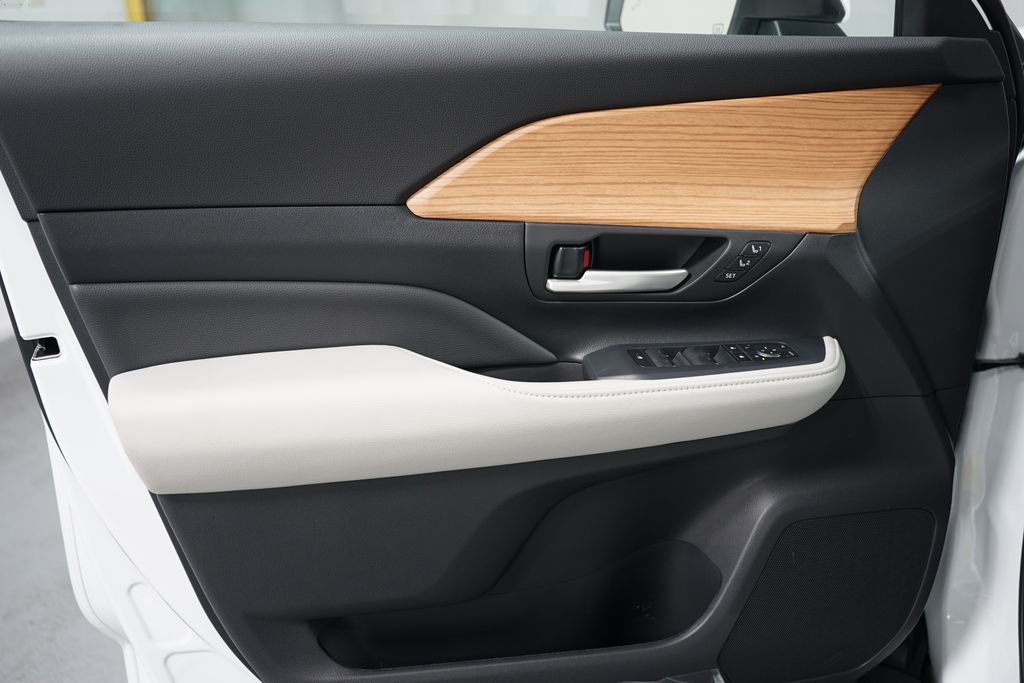 2025 Toyota Grand Highlander Limited 32