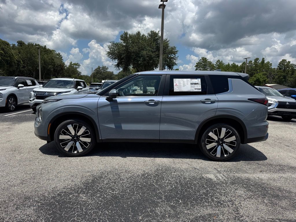 2025 Mitsubishi Outlander SE photo 2