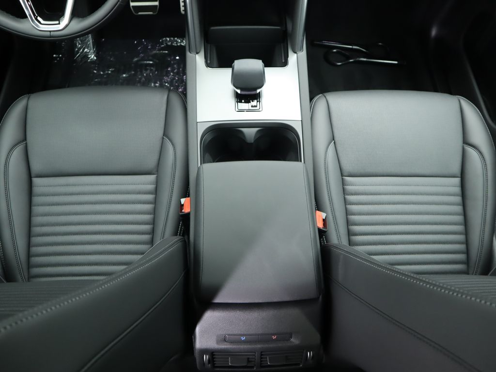 Thumbnail: 2024 Land Rover Discovery Sport - 17