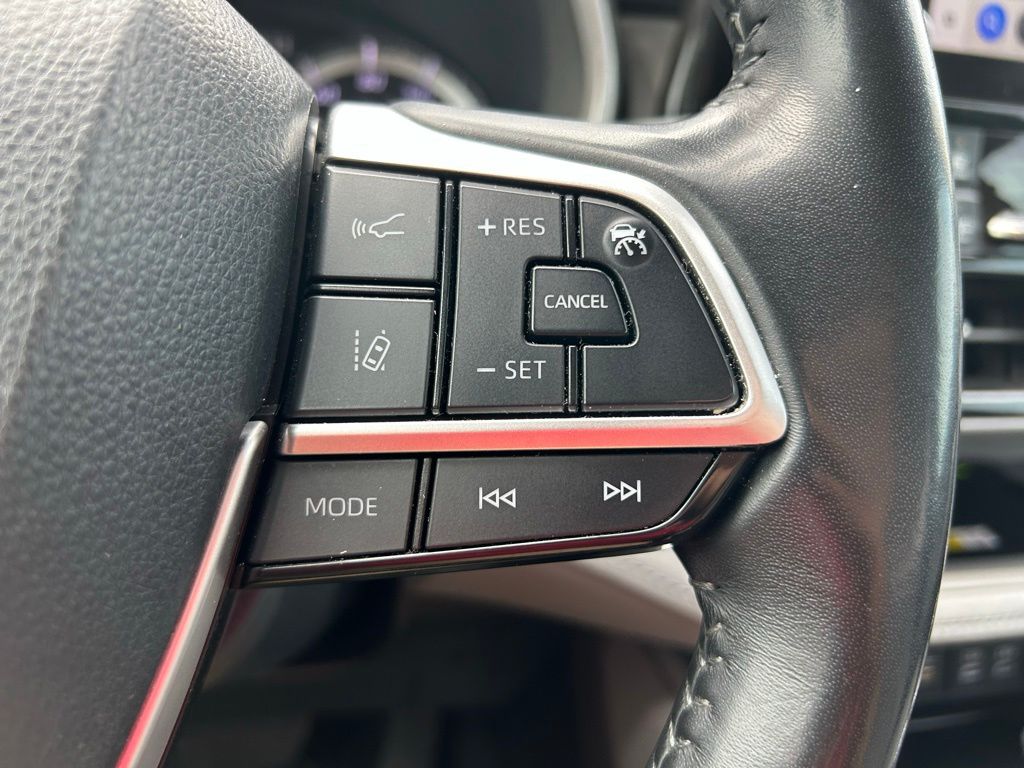 Thumbnail: 2023 Toyota Highlander - 17