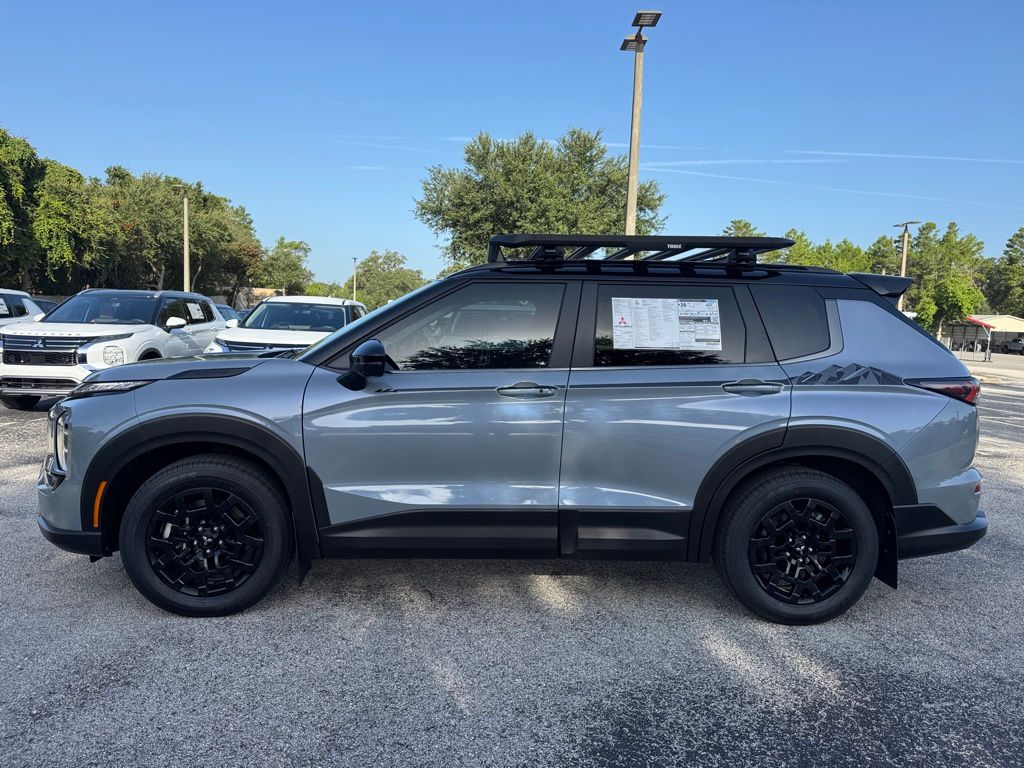 2025 Mitsubishi Outlander SE photo 2
