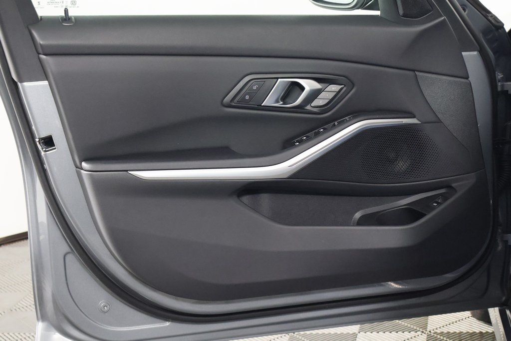 Thumbnail: 2025 BMW 3 Series - 12