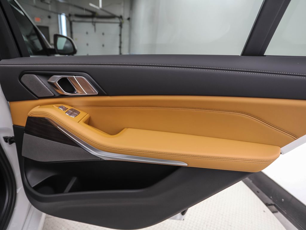 Thumbnail: 2026 BMW X7 - 29