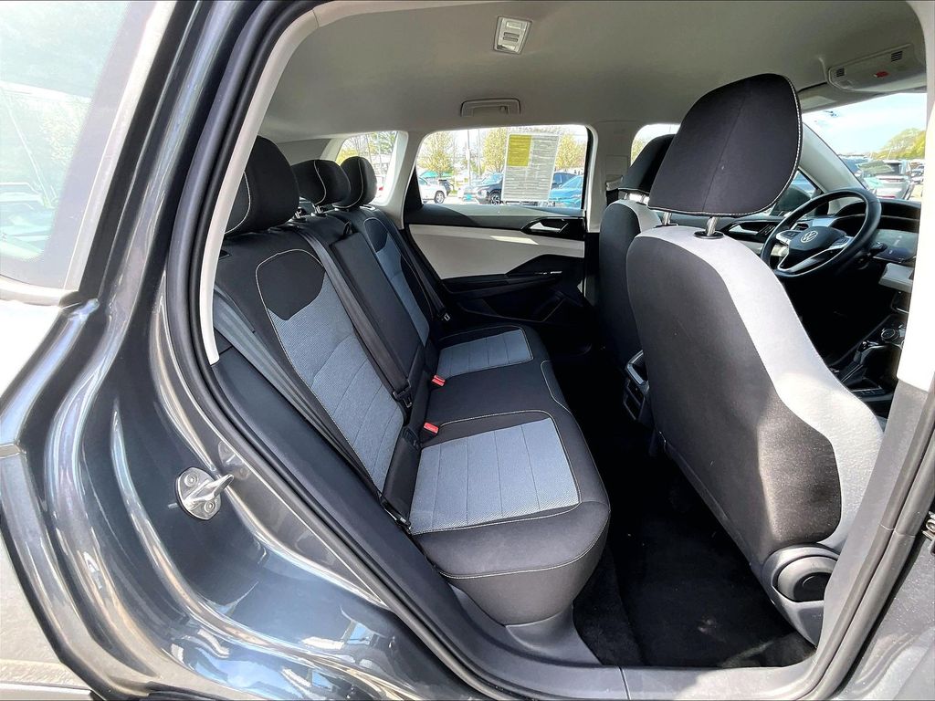 2025 Volkswagen Taos — photo 16
