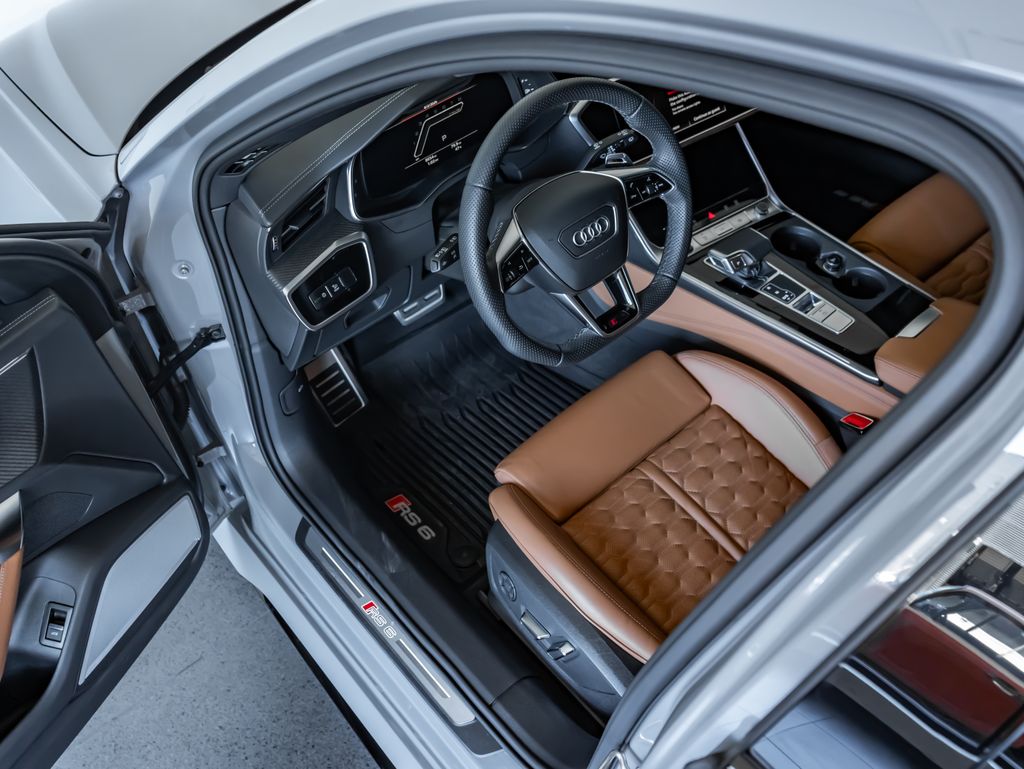 Used 2024  Audi 4.0T image 4