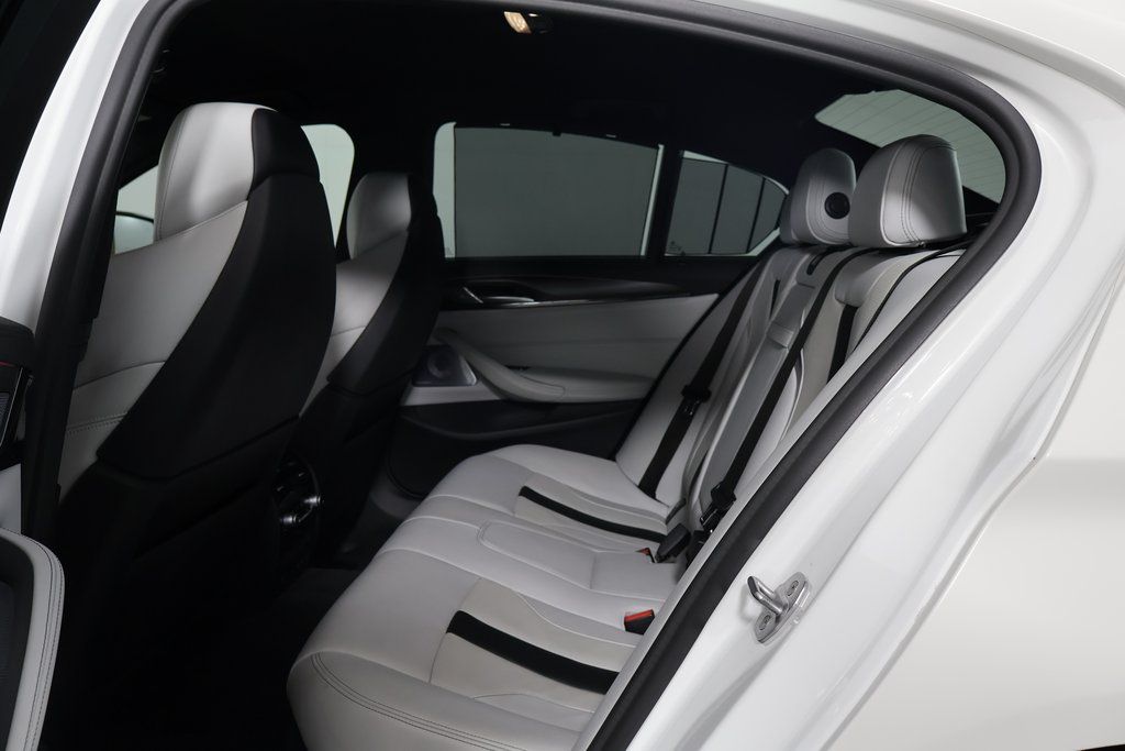 Thumbnail: 2021 BMW M5 - 11