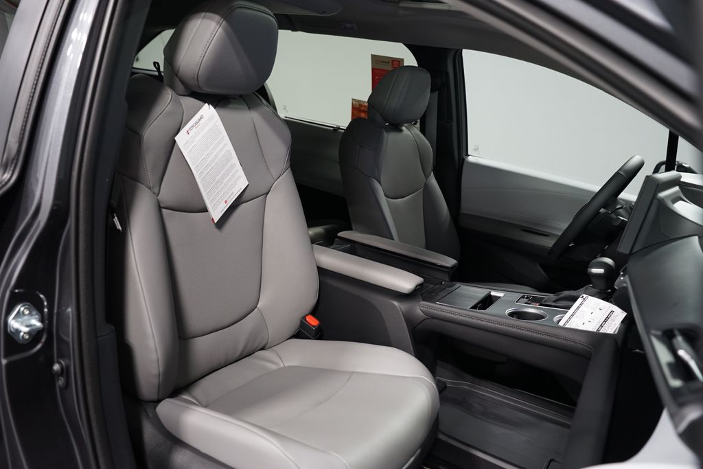 Thumbnail: 2025 Toyota Sienna - 31