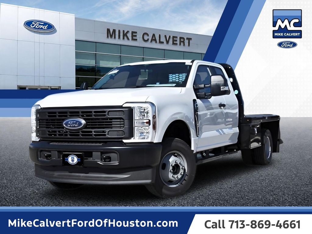 Oxford White 2026 Ford F-350 Super Duty Chassis Pickup Truck Four-Wheel Drive Automatic
