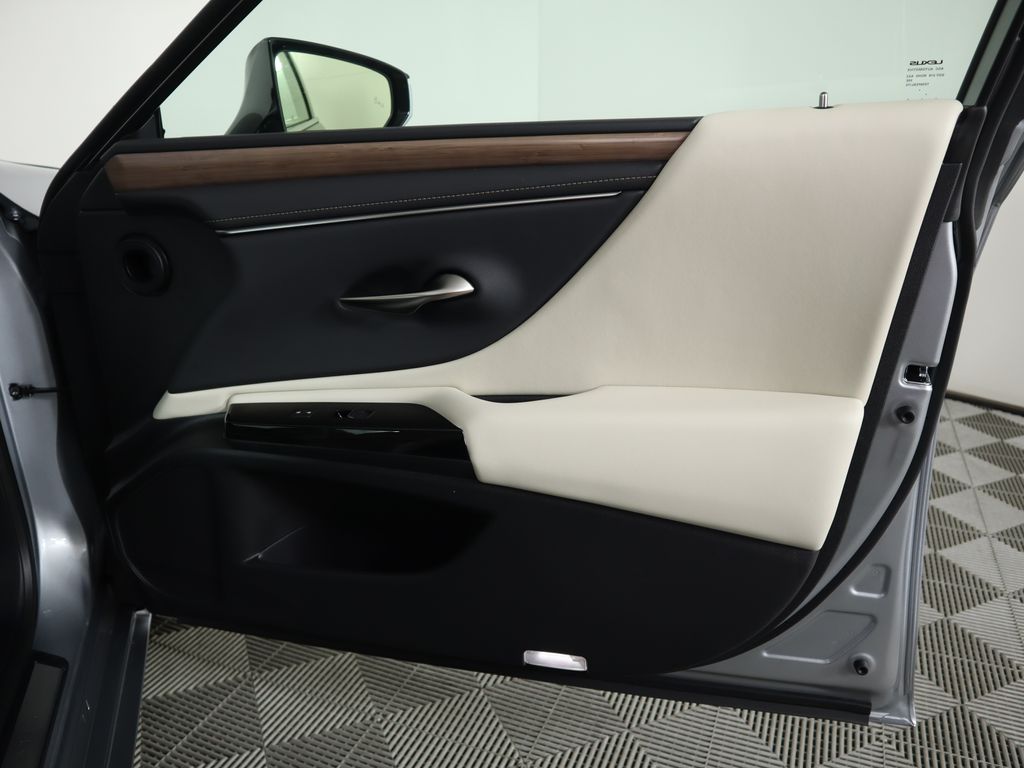 2025 Lexus ES Hybrid 300h 26