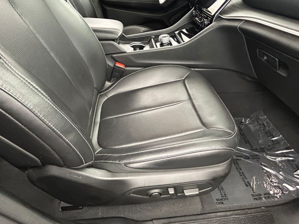 Used 2024 Diamond Black Crystal Pearlcoat Jeep Limited image 50