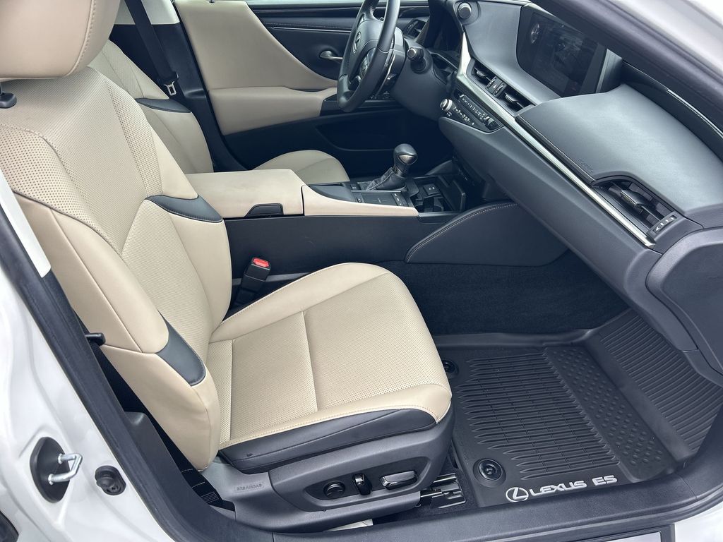 Thumbnail: 2021 Lexus ES - 16